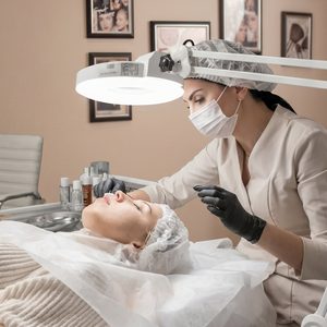 Kosmetikbehandlung bei Beauty Boulevard Frankenthal – professionelle Gesichtsbehandlung unter Lupenlampe